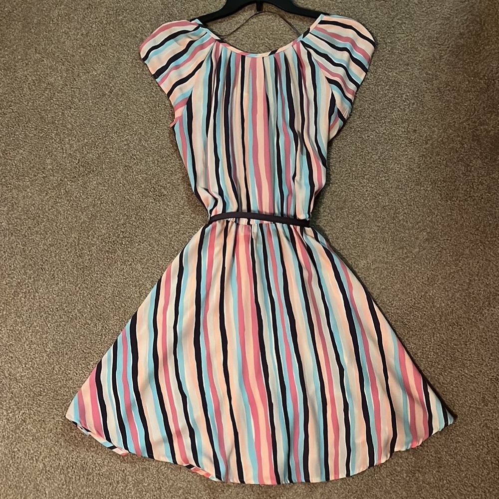 Women’s Lauren Conrad dress with belt. - Picture 2 of 4